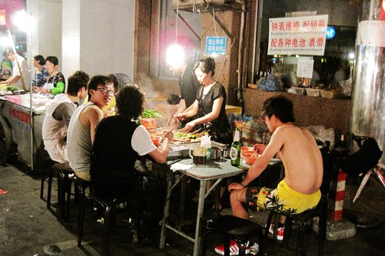 網絡時代帶來經濟的飛速發展，同時帶來了各行業的競爭，美食餐飲行業也是如此。當下美團、糯米等各類外賣平臺不斷出現，也讓實體經營的壓力與機遇并存。因此就算受歡迎的串串香小店也要做到的除了店面經營到位，還要做到線上線下相結合，學會通過網絡開辟新發展道路，從而獲得成功。那如何打造線上線下相結合呢?小編這就為你總結經驗。